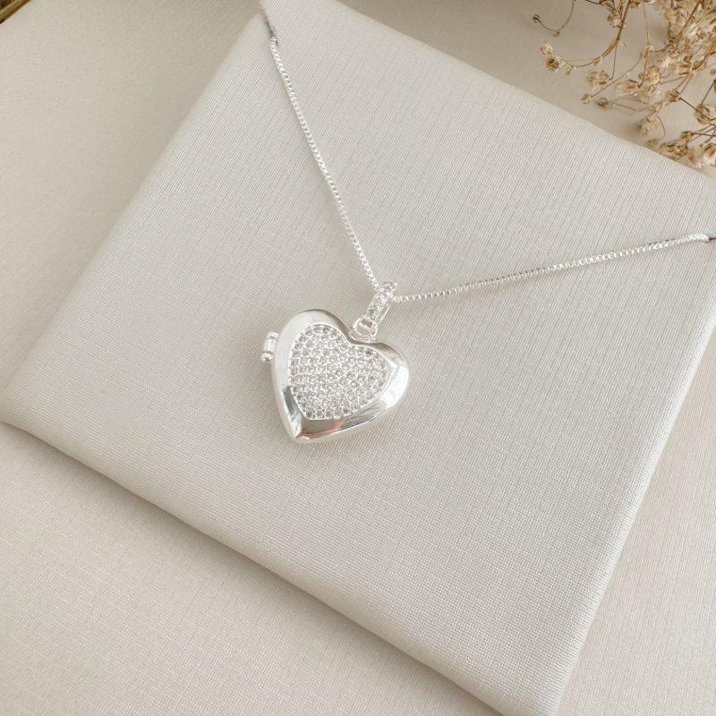 09.2389.1.S - (46) Colar de veneziana com pingente relicario em formato coração com frente cravejada