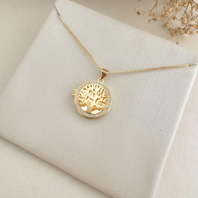 09.2390.1.O - (45) Colar de veneziana com pingente relicario circular com árvore cravejada