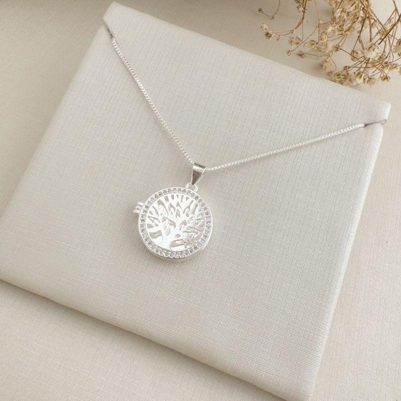 09.2390.1.S - (45) Colar de veneziana com pingente relicario circular com árvore cravejada