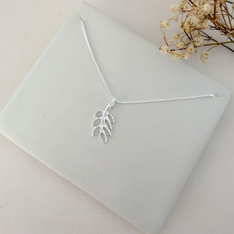 09.2400.1.S - (45) Colar com pingente de silhueta trigo com ponto de luz e parte inferior