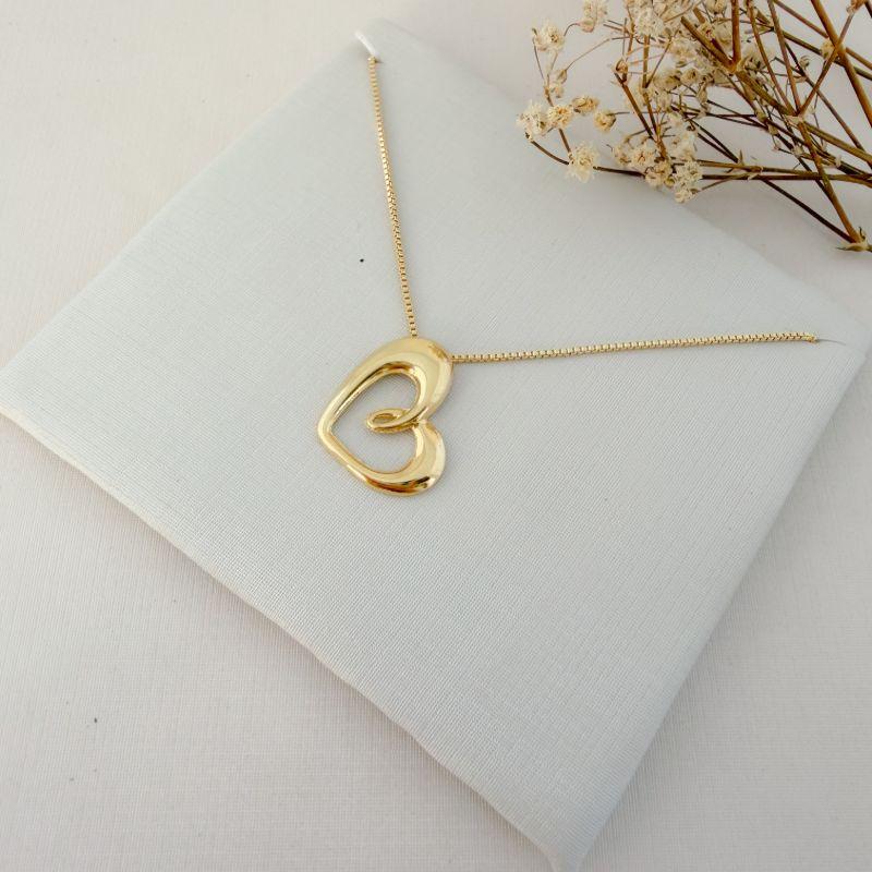 09.2403.0.O - (45) Colar de pingente de coração estilizado em chapa abaloada