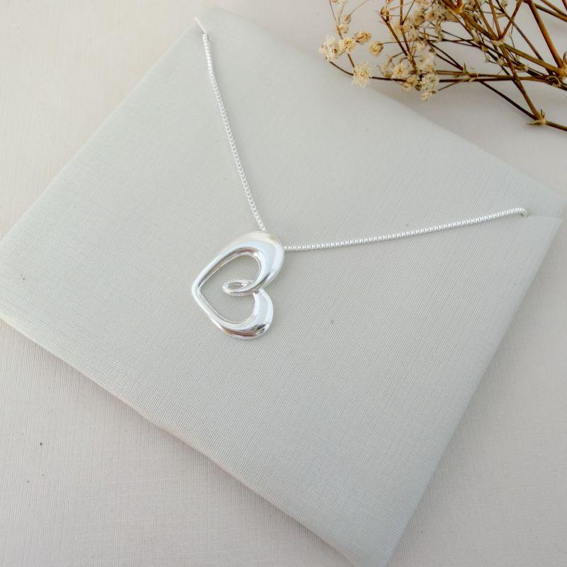 09.2403.0.S - (45) Colar de pingente de coração estilizado em chapa abaloada