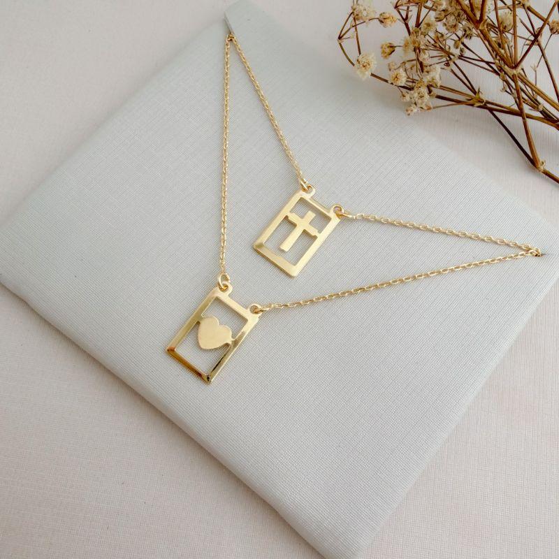 09.2408.0.O - (64) Escapulario 15mm com cruz e coração vazados lisos em borda larg