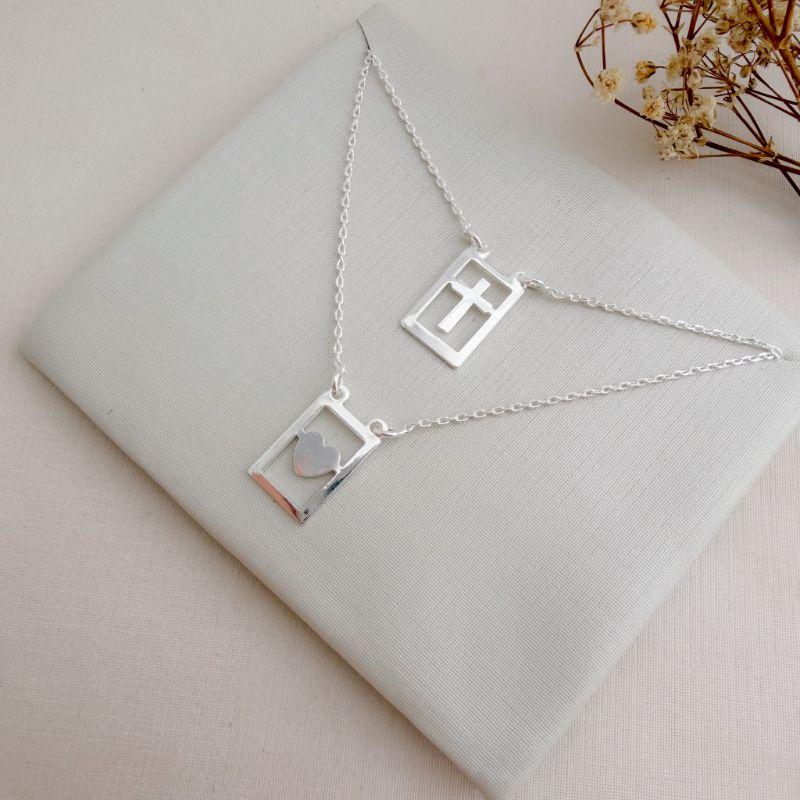 09.2408.0.S - (64) Escapulario 15mm com cruz e coração vazados lisos em borda larg