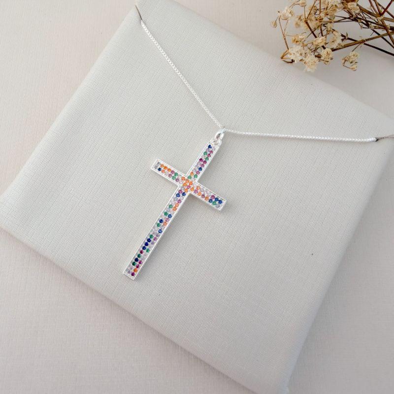09.2411.C.S - (45) Colar veneziana com pingente cruz de 40mm em cravação colorida com borda alta