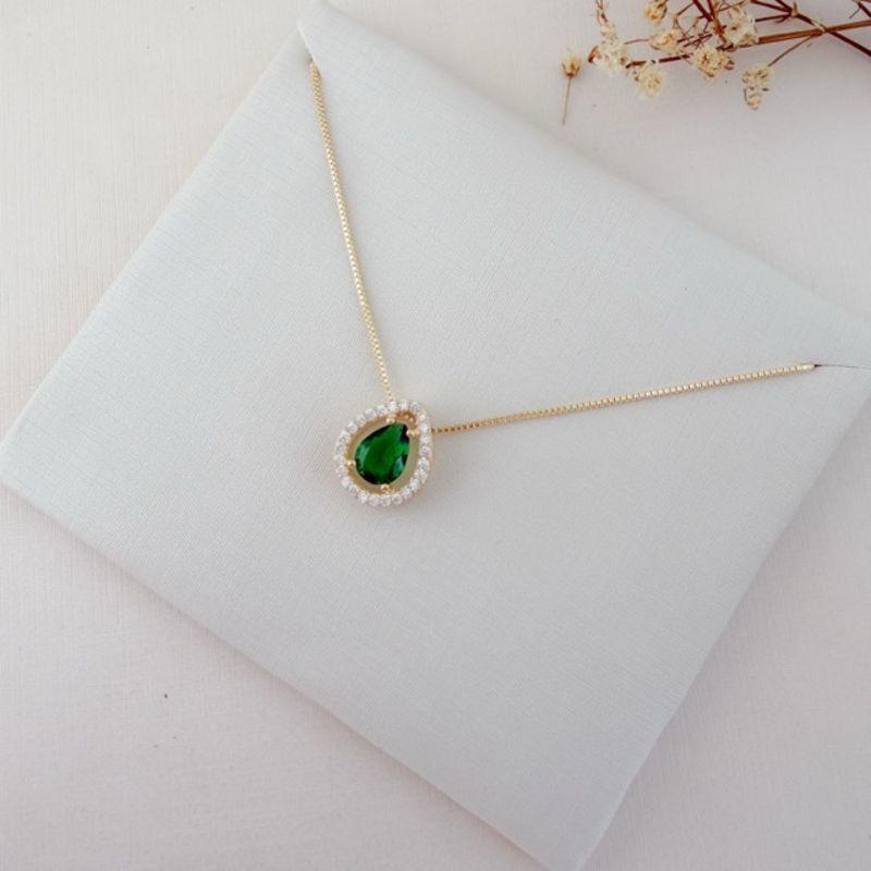 09.2420.5.O - (45) Colar veneziana com pingente de gota central e uma coluna de aura espaçada