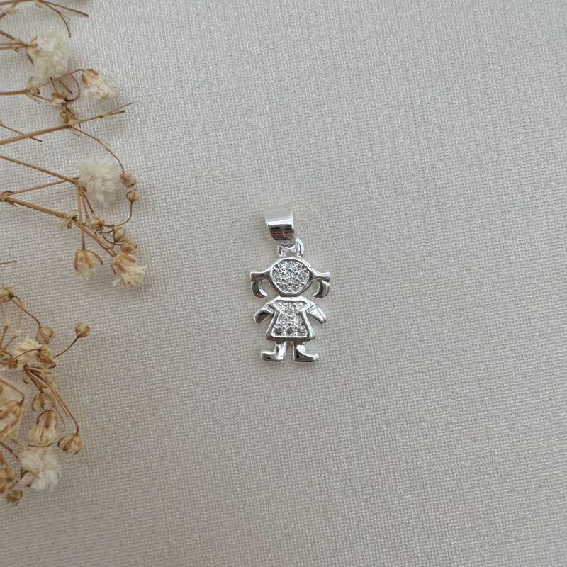 11.0007.1.S - (V2 - Menina) Pingente menina cravejada na cabeça e no corpo - para canga de corações cravejados