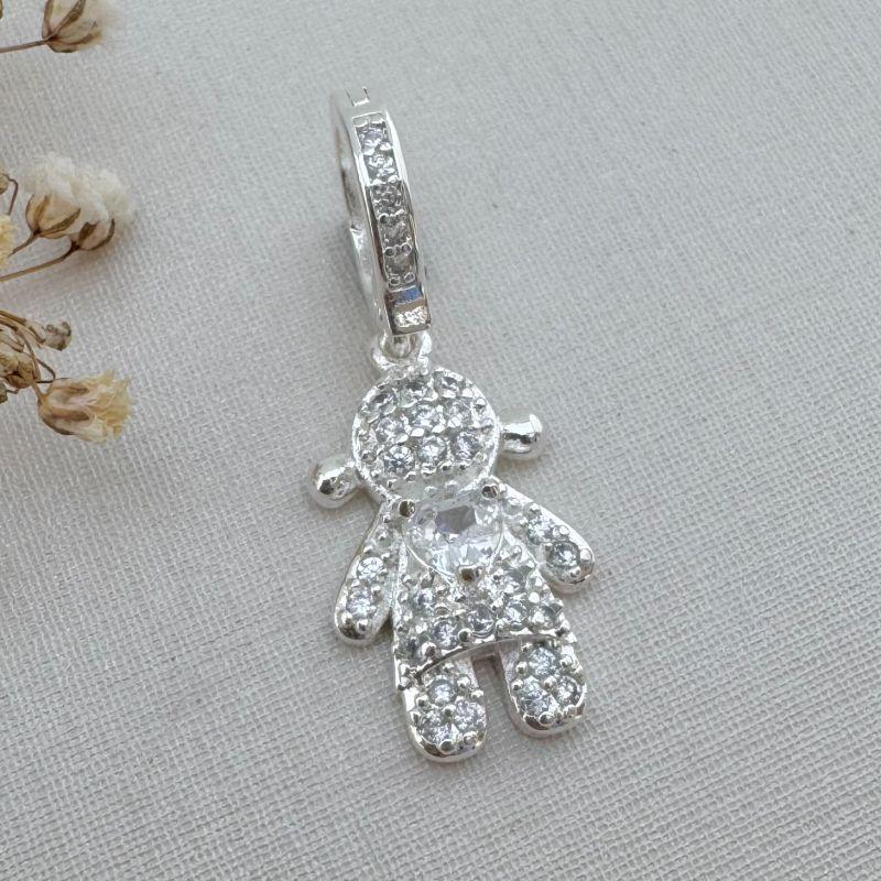 11.0596.1.S - Pingente de menina cravejava que abre e central em coração