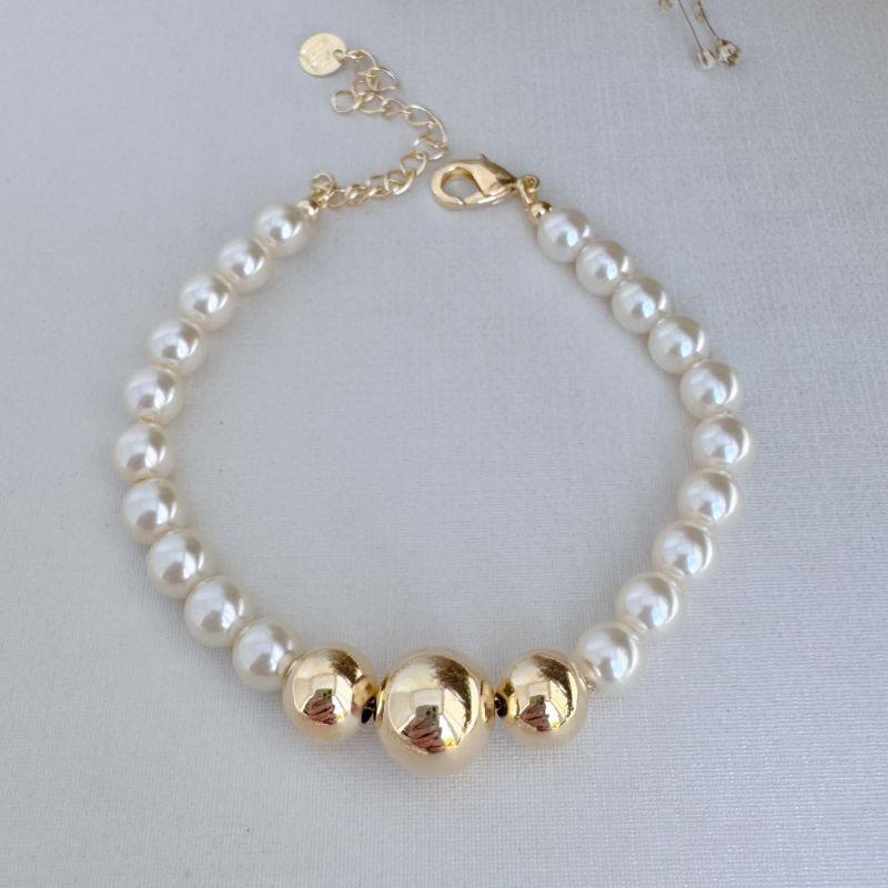 12.2196.15.O - Pulseira de pérolas com três bolas centrais em metal lisas
