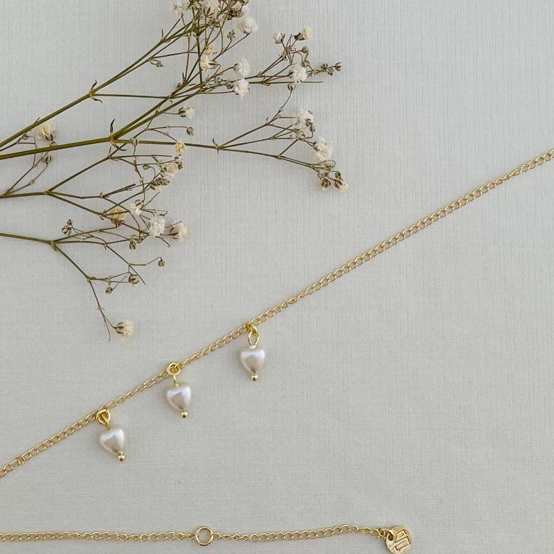 14.0298.15.O - Tornozeleira de elos clássicos com tres pingentes de corações em perola