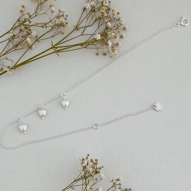 14.0298.15.S- Tornozeleira de elos clássicos com tres pingentes de corações em perola