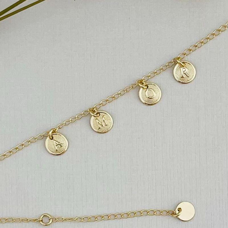 14.0301.0.O - Tornozeleira de elos grumet simples com quatro pingentes moedas escrita AMOR