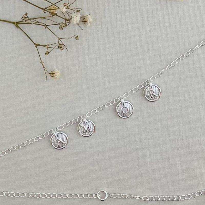 14.0301.0.S - Tornozeleira de elos grumet simples com quatro pingentes moedas escrita AMOR