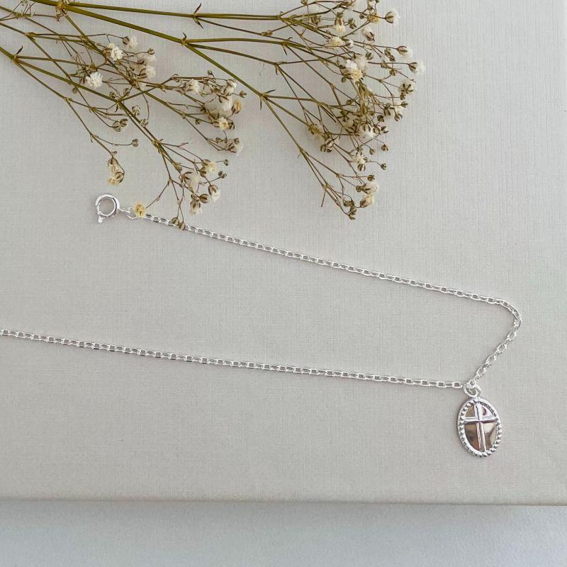 14.0307.0.S - Tornozeleira de elos americanos com pingente oval com cruz lisa