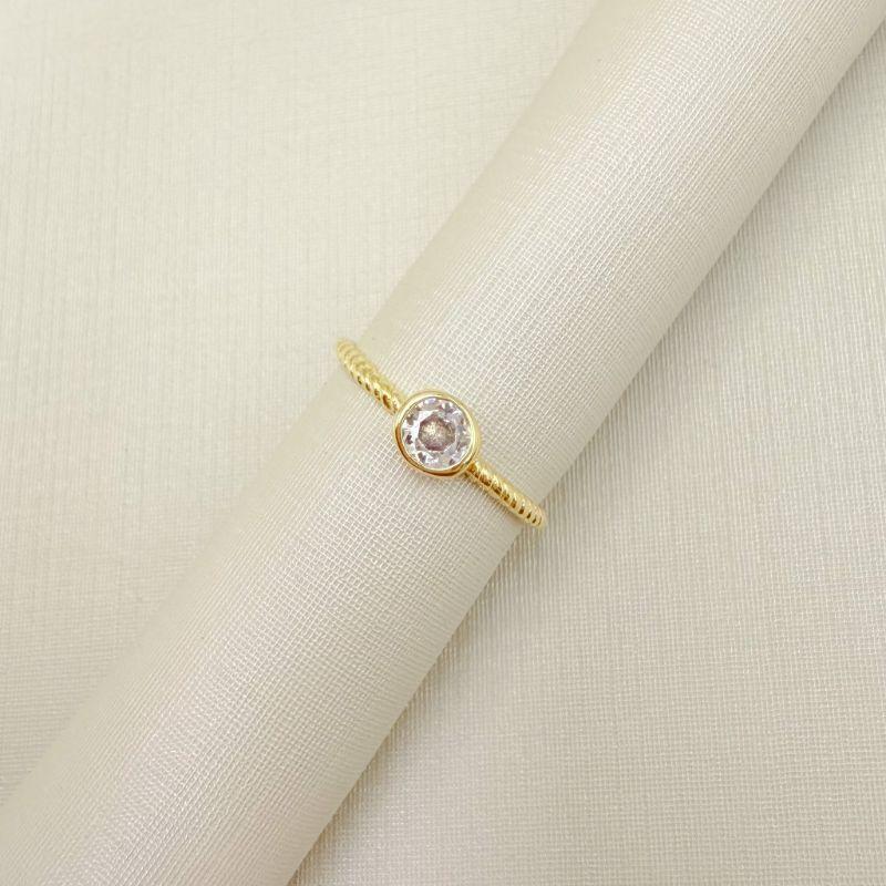 01.0213.1.O - (11) Anel de mindinho com aro torcido de solitário em cravação inglesa