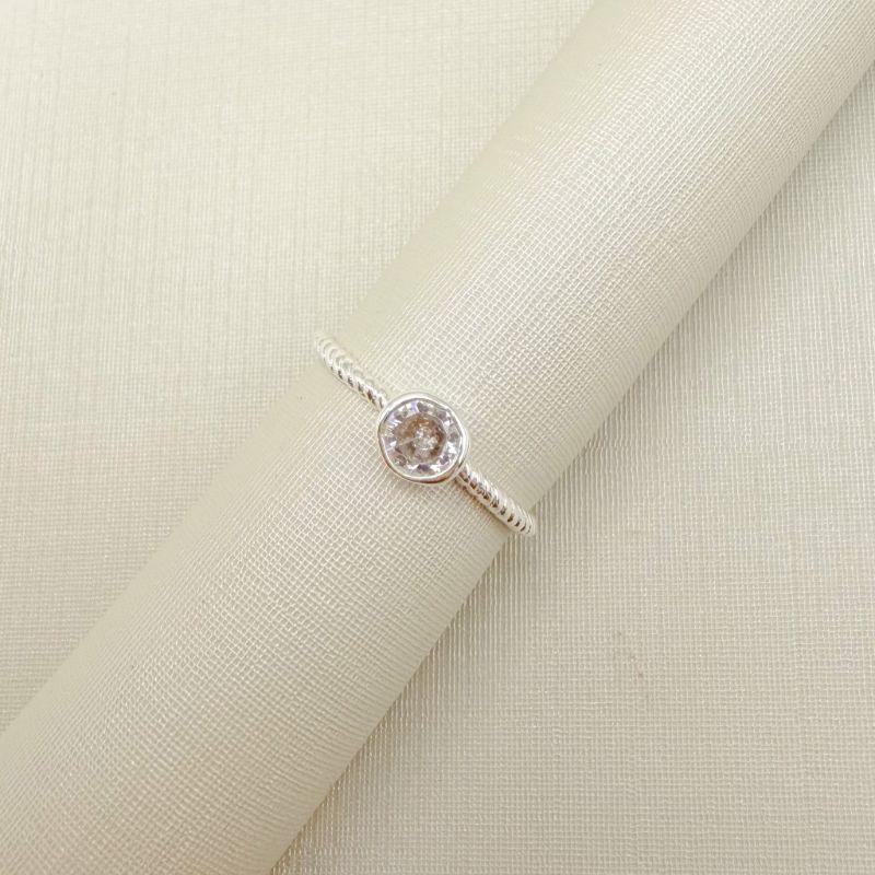 01.0213.1.S - (11) Anel de mindinho com aro torcido de solitário em cravação inglesa