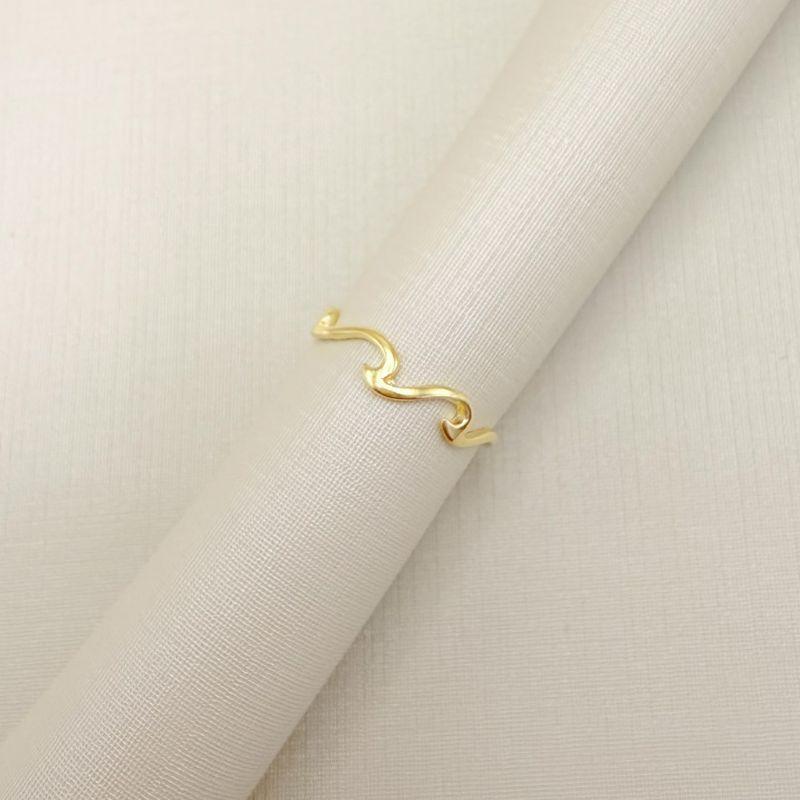 01.0215.0.O - (Reg) Anel de mindinho de aro fino com desenhos de ondas lisas