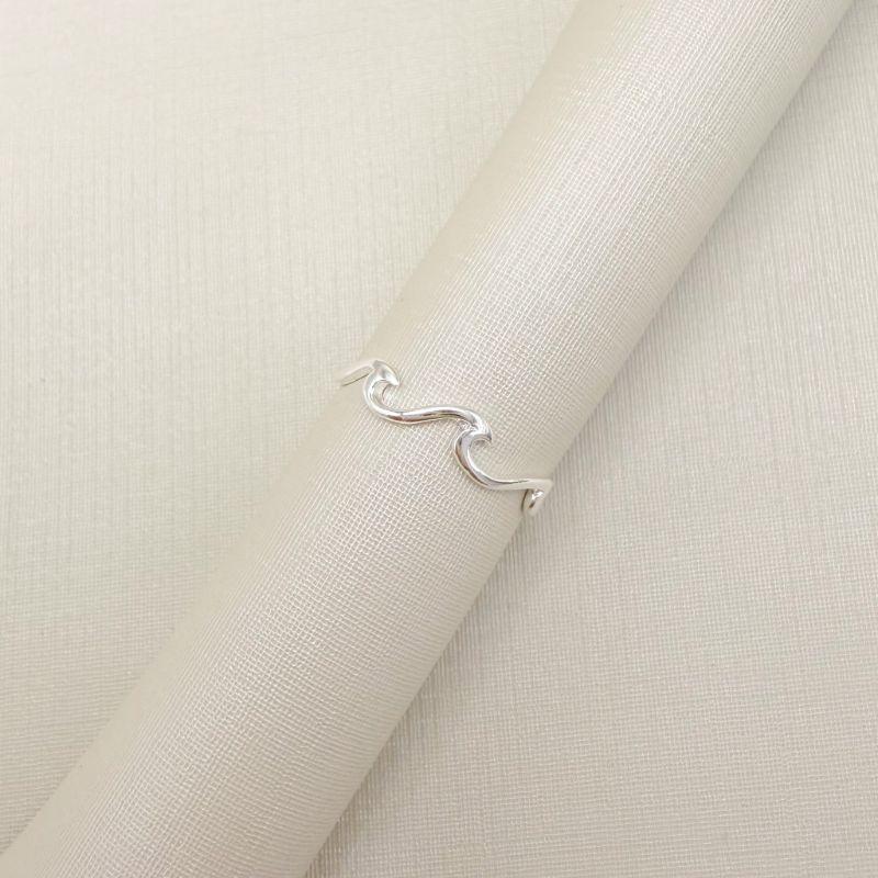 01.0215.0.S - (Reg) Anel de mindinho de aro fino com desenhos de ondas lisas