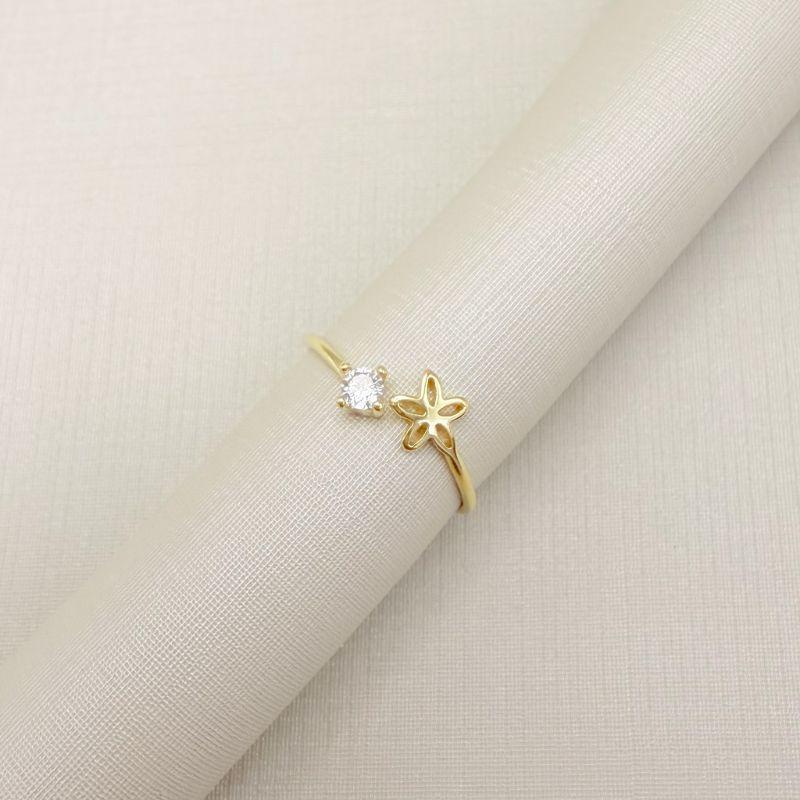 01.0216.1.O - Anel de mindinho em aro fino com flor lisa e ponto de luz em postas separadas