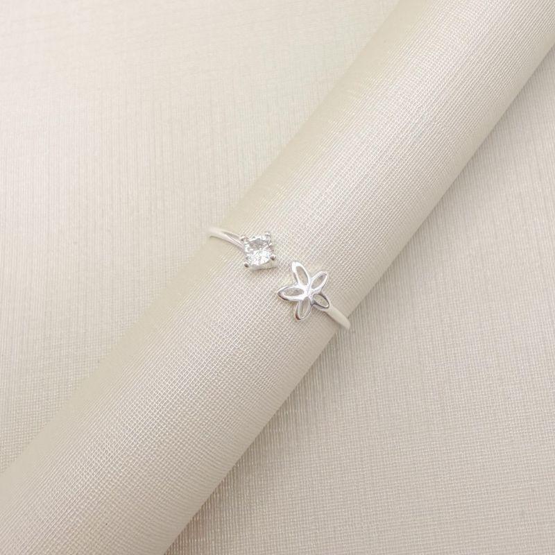 01.0216.1.S - Anel de mindinho em aro fino com flor lisa e ponto de luz em postas separadas