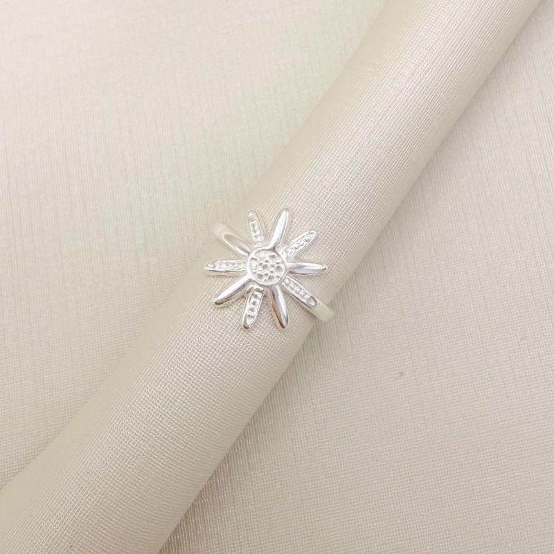 01.0218.0.S - (reg) Anel de mindinho em aro fino com parte superior em flor sol