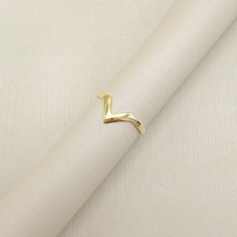 01.0220.0.O - (12) Anel de mindinho de aro liso com mini V liso