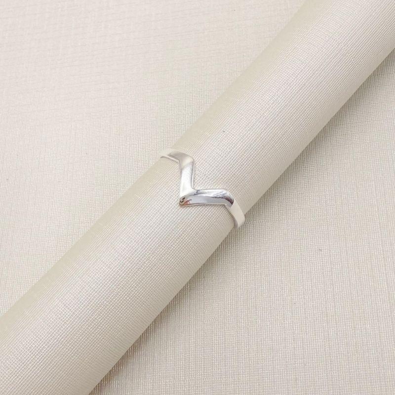 01.0220.0.S - (12) Anel de mindinho de aro liso com mini V liso