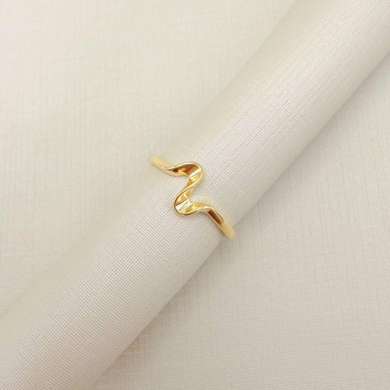 01.0221.0.O - (Reg) Anel de mindinho em aro liso com onda lisa central