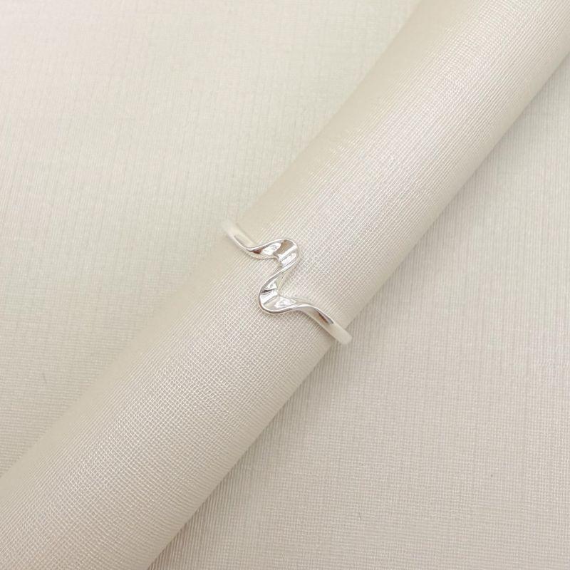 01.0221.0.S - (Reg) Anel de mindinho em aro liso com onda lisa central