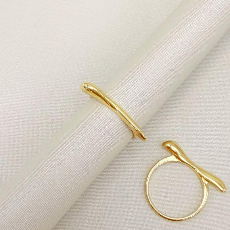 03.2523.0.O - (18) Anel de aro simples com traço superior em efeito orgânico liso