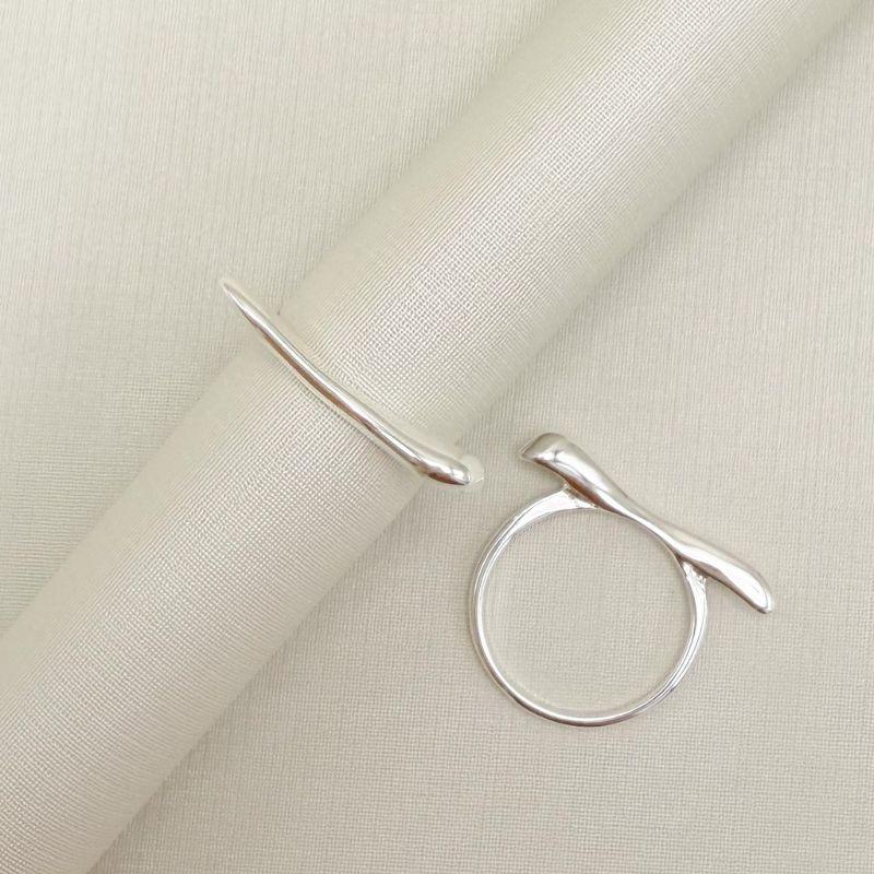 03.2523.0.S - (18) Anel de aro simples com traço superior em efeito orgânico liso