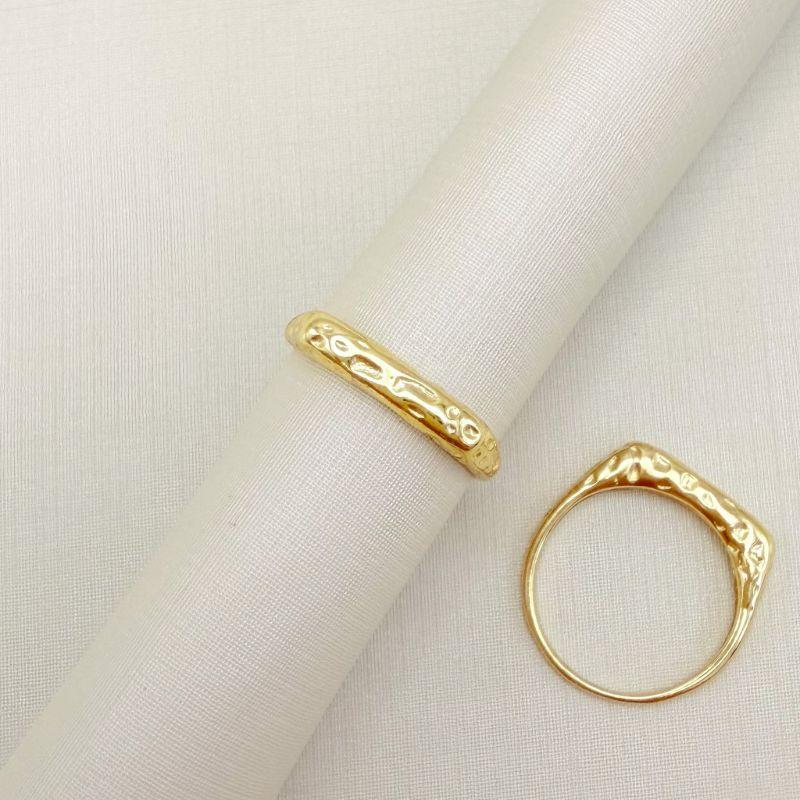 03.2524.0.O - (19) Anel de aro alto quadrado em efeito orgânico liso