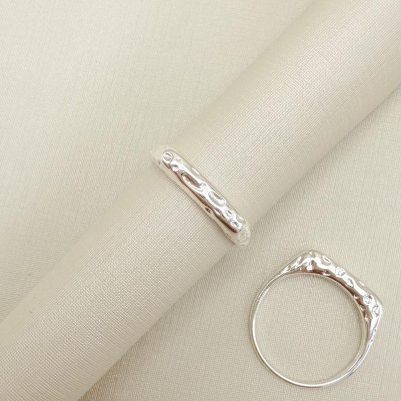 03.2524.0.S - (20) Anel de aro alto quadrado em efeito orgânico liso