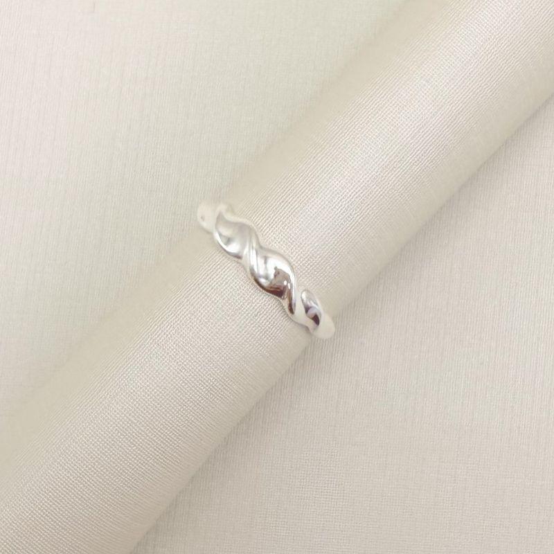 03.2526.0.S - (19) Anel de aro médio em efeito torcido liso