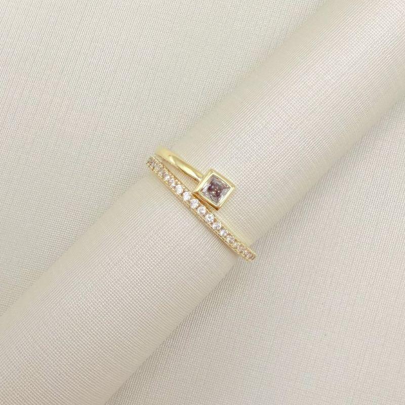 03.2527.1.O - (23) Anel de aro cravejado com fio liso de ponta em ponto de luz quadrado