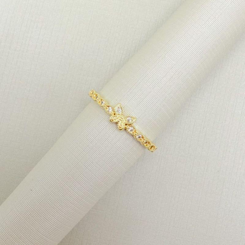 03.2528.1.O - (14) Anel de aro em efeito nevetes com borboleta pequena cravejada