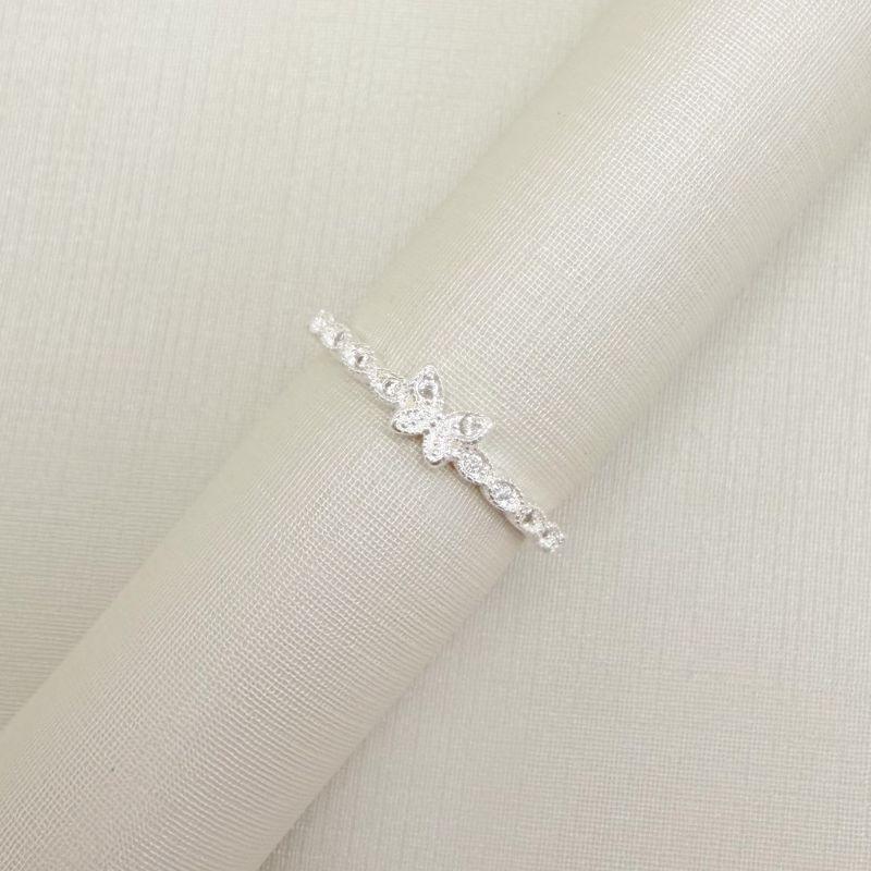 03.2528.1.S - (14) Anel de aro em efeito nevetes com borboleta pequena cravejada