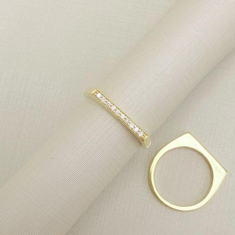 03.2529.1.O - (13) Anel de aro liso com parte superior quadrada em uma linha cravejada com borda