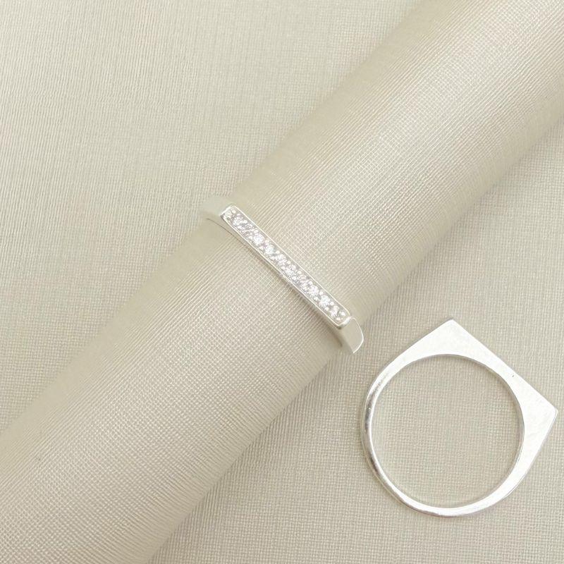 03.2529.1.S - (13) Anel de aro liso com parte superior quadrada em uma linha cravejada com borda