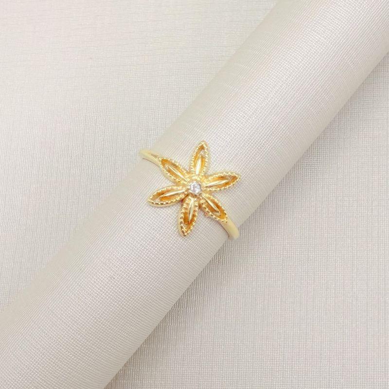 03.2531.1.O - (16) Anel de aro fino com flor de margarida com central em ponto de luz