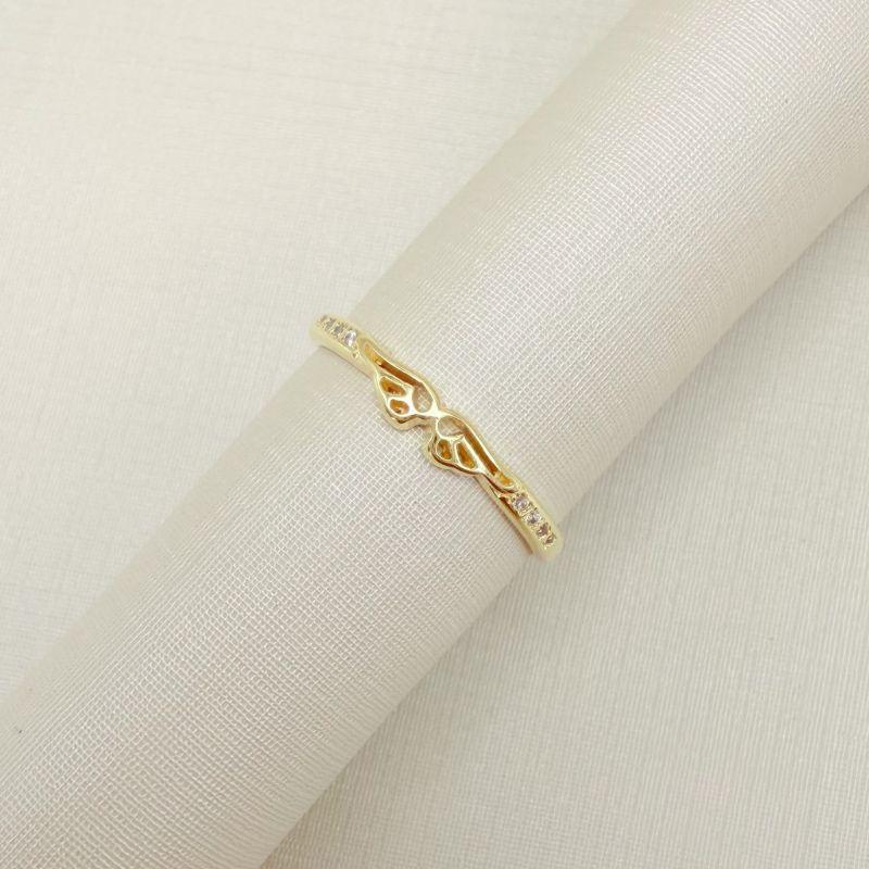 03.2532.1.O - (18) Anel de mini asas desenhadas lisas em aro cravejado