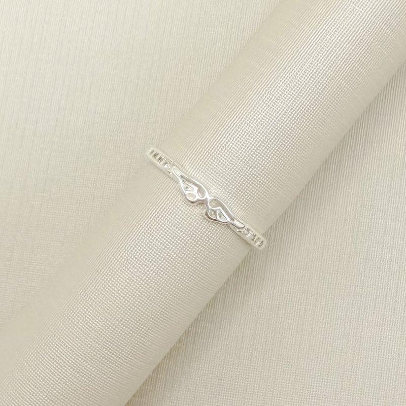 03.2532.1.S - (19) Anel de mini asas desenhadas lisas em aro cravejado