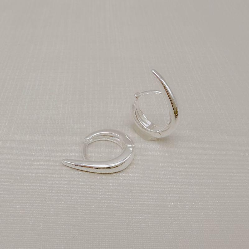 05.3084.0.S - Argola lisa com acabamento de ponta para cima, cobre rasgo de orelha, menor de três.