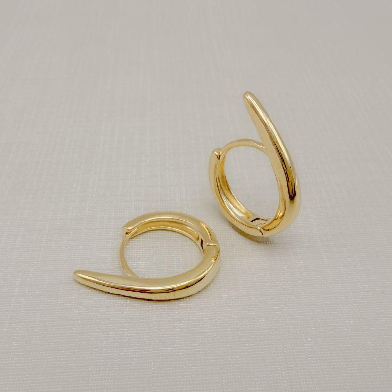 05.3085.0.O - Argola lisa com acabamento de ponta para cima, cobre rasgo de orelha, média de três.