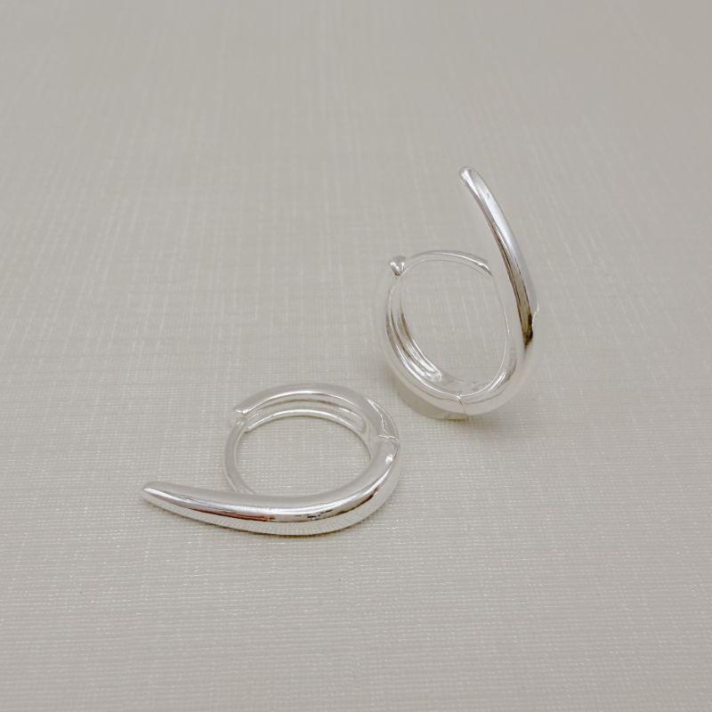 05.3085.0.S - Argola lisa com acabamento de ponta para cima, cobre rasgo de orelha, média de três.