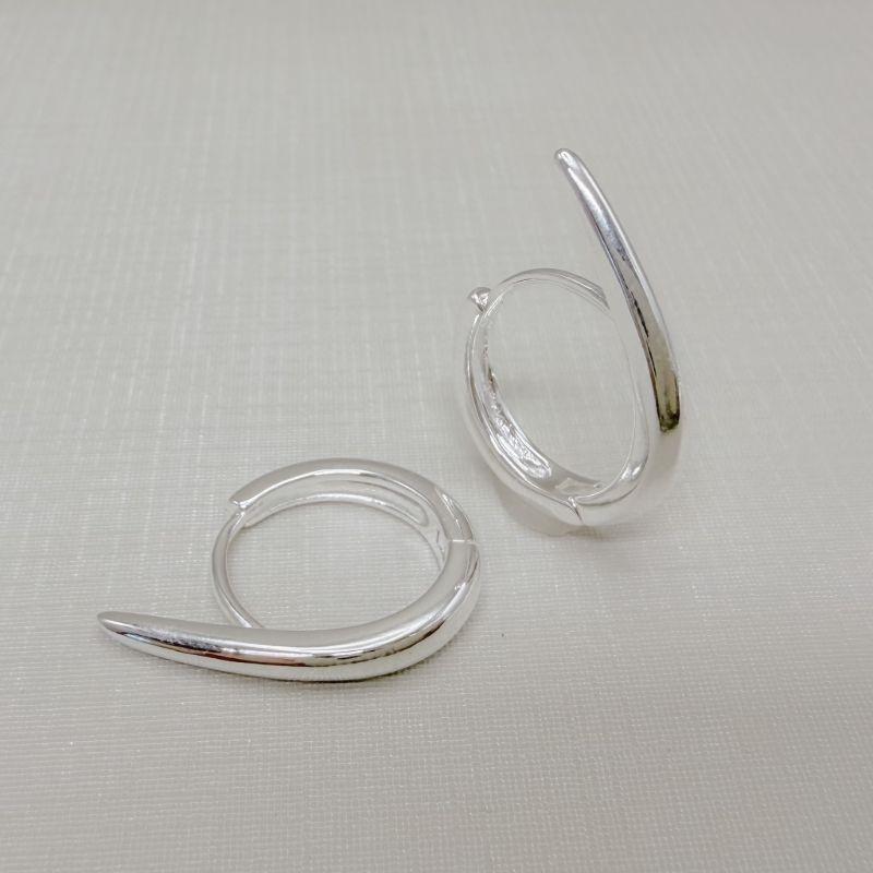 05.3086.0.S - Argola lisa com acabamento de ponta para cima, cobre rasgo de orelha, maior de três.