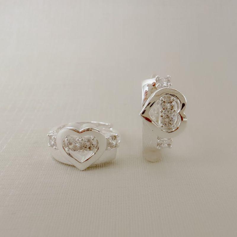 05.3087.1.S - Argola com silhueta coração de lado e uma fileira de zircônia