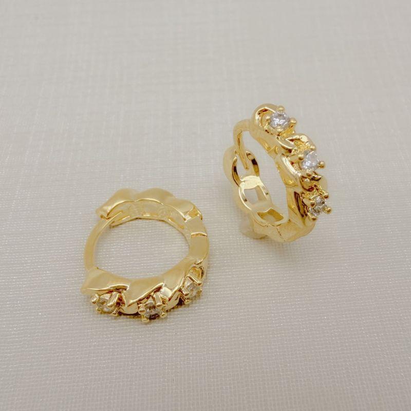 05.3088.1.O - Argola de três elos com uma zircônia em cada elo.