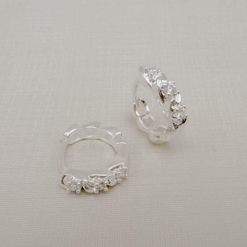 05.3088.1.S - Argola de três elos com uma zircônia em cada elo.