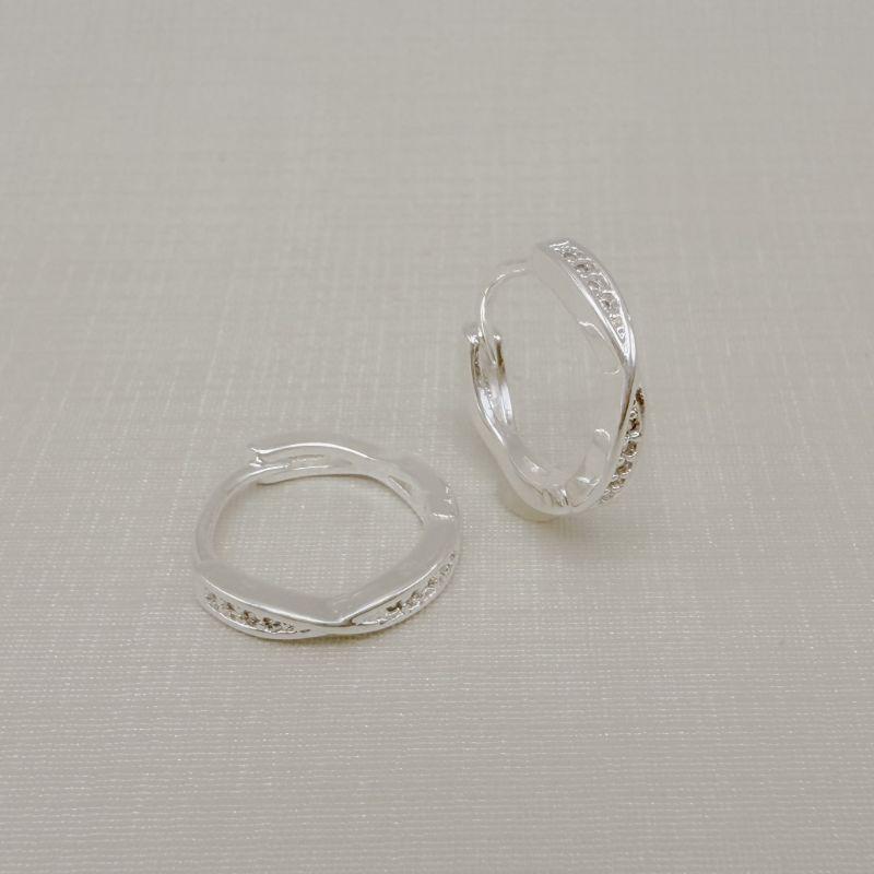 05.3089.1.S - Argola X liso estreito com zircônias entre os traços do X.